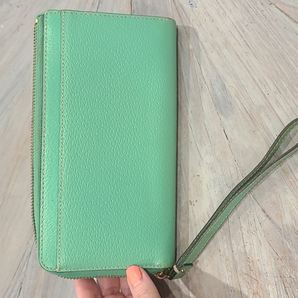 Kate Spade Kelly Green genuine leather wristlet - Picture 2 of 11